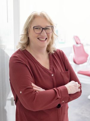 Dr. Susanne Axmann - Portrait links