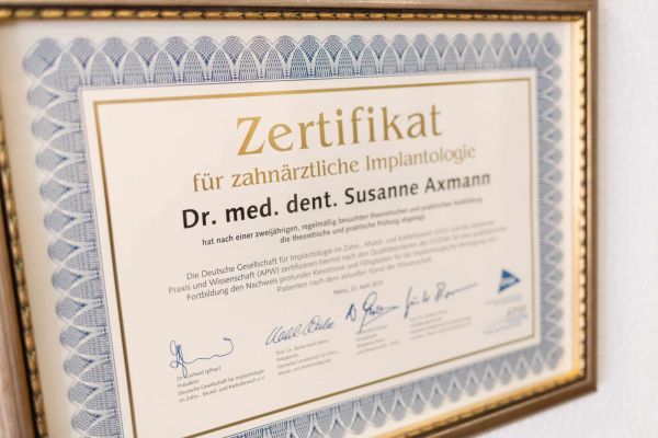 Zertifikat für zahnärztliche Implantologie Frau Dr. Susanne Axmann