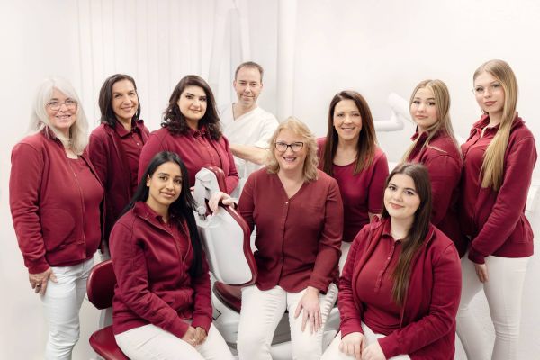 Teamfoto - Zahnarztpraxis Dr. Axmann